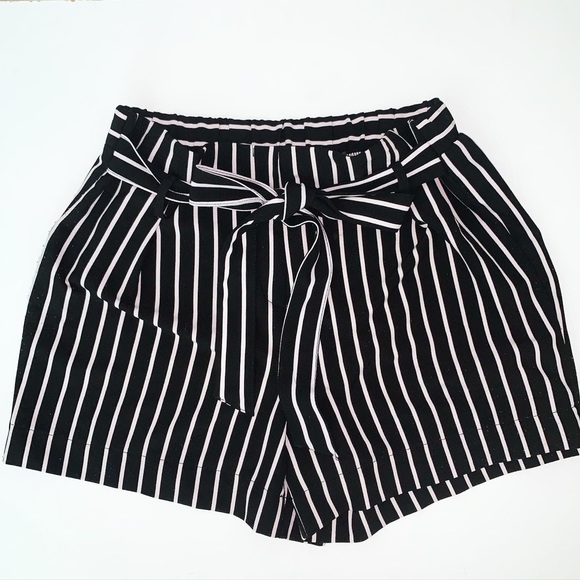 Trendy striped shorts - Picture 1 of 2